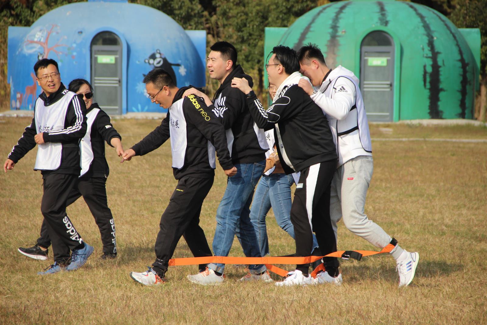 巨大的脚.jpg 巨大的脚.jpg